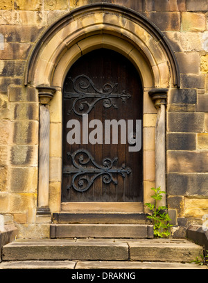 Détail de la porte en bois en arc à l'église All Saints de Bakewell Derbyshire, Angleterre la cote 1 énumérés bâtiment médiéval Banque D'Images