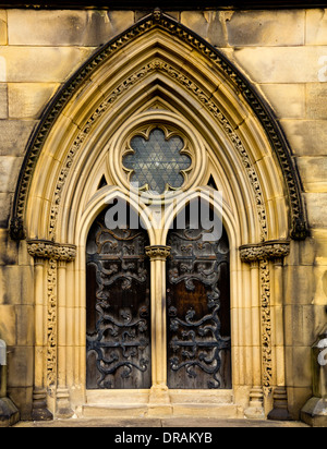 Détail en bois orné de portes et ouvertures de l'église All Saints de Bakewell Derbyshire, Angleterre la cote 1 énumérés bâtiment médiéval Banque D'Images