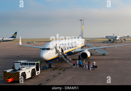 Les passagers d'un avion de Ryanair à l'aéroport. Banque D'Images