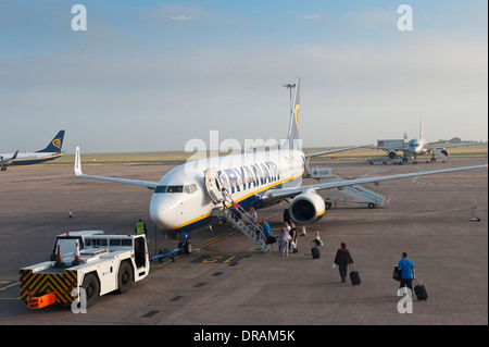 Les passagers d'un avion de Ryanair à l'aéroport. Banque D'Images