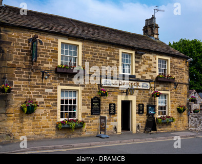 Le paon en pierre traditionnelle un pub ou inn dans le centre-ville de Bakewell Parc national de Peak District Derbyshire, Angleterre, Royaume-Uni Banque D'Images