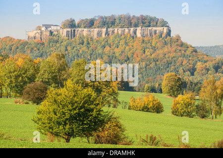 La Suisse saxonne paysage avec la forteresse Konigstein en automne Banque D'Images