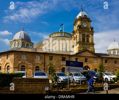 Le dôme et la Tour de l'horloge du Devonshire Campus de l'Université de Derby à Buxton Derbyshire Peak District England UK Banque D'Images