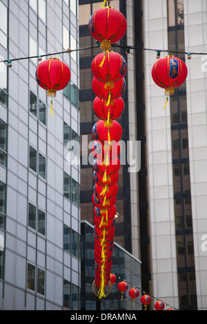 Manchester UK. 22 janvier, 2014. La ville de Manchester se prépare pour le nouvel an chinois annuel comme les lanternes et les décorations ont été drapé autour du quartier chinois de la rue George, et Faulkner Street dans le quartier chinois. Le coup d'une procédure en janvier avec 3 000 lampions accrochés partout dans la ville. Banque D'Images