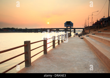 Pont sur la rivière "Lune" Ubonratchatani province de Thaïlande. Banque D'Images