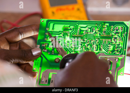 Les femmes sur un atelier solaire, apprendre à faire à l'énergie solaire lanters Barefoot College à Tilonia, Rajasthan, Inde. Banque D'Images