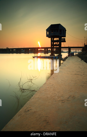 Pont sur la rivière "Lune" Ubonratchatani province de Thaïlande. Banque D'Images