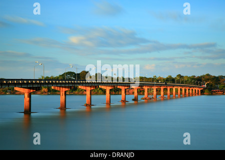 Pont sur la rivière "Lune" Ubonratchatani province de Thaïlande. Banque D'Images