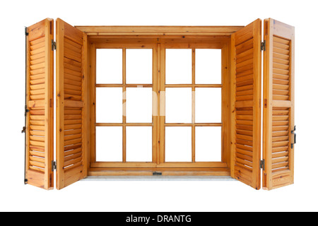 Fenêtre en bois avec volets côté extérieur isolé sur fond blanc