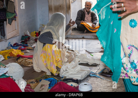 Une mobilité couseuses au Barefoot College à Tilonia, Rajasthan, Inde. Banque D'Images