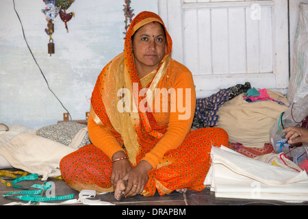 Une mobilité couseuses au Barefoot College à Tilonia, Rajasthan, Inde. Banque D'Images