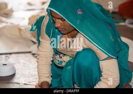 Une mobilité couseuses au Barefoot College à Tilonia, Rajasthan, Inde. Banque D'Images