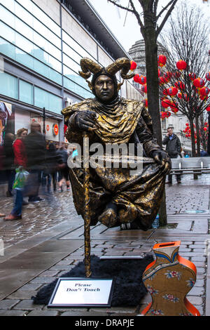 Manchester UK. 22 janvier, 2014. La ville de Manchester se prépare pour le nouvel an chinois annuel comme les lanternes et les décorations ont été drapées autour de Market Street dans le centre-ville. Market Street est l'une des principales rues de détail à Manchester, en Angleterre. Il fonctionne à partir de sa jonction avec Piccadilly et Mosley Street, à proximité de Piccadilly Gardens, à l'Est de l'endroit où il rencontrera Saint Mary's Gate au carrefour avec la rue change et nouvelle Cathédrale Rue de l'ouest. Le coup d'une procédure en janvier avec 3 000 lampions accrochés partout dans la ville. Banque D'Images