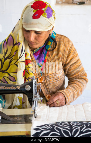 Une mobilité couseuses au Barefoot College à Tilonia, Rajasthan, Inde. Banque D'Images