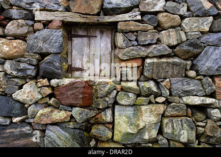 Un mur de pierres sèches traditionnelles dans les Highlands écossais, UK Banque D'Images