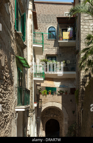 Immeuble d'appartements dans une petite rue près de Sorrente, Italie. Banque D'Images