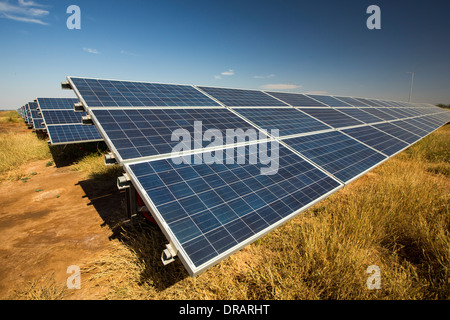 Le plus grand d'Asie centrale, l'popwer Gujarat parc solaire, dans le Gujarat, en Inde. Il a une capacité installée de 1 000 MW Banque D'Images