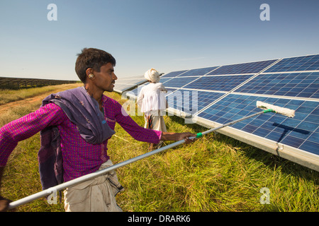 Le plus grand d'Asie centrale, l'popwer Gujarat parc solaire, dans le Gujarat, en Inde. Elle a une puissance installée de 1000 MW. Banque D'Images