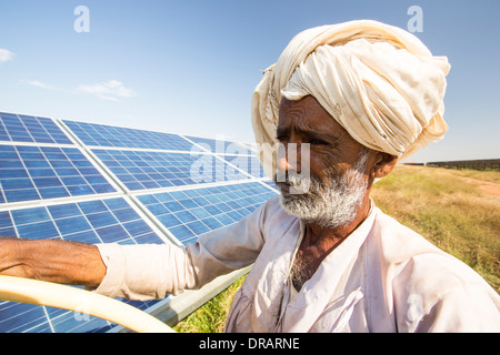 Le plus grand d'Asie centrale, l'popwer Gujarat parc solaire, dans le Gujarat, en Inde. Elle a une puissance installée de 1000 MW. Banque D'Images