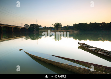 Bateau de pêche sur la rivière "Lune" en Thaïlande après le coucher du soleil. Banque D'Images