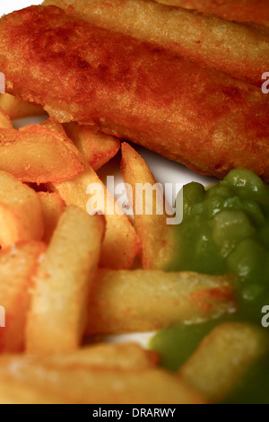 Les bâtonnets de poisson et frites, purée de pois meal Banque D'Images