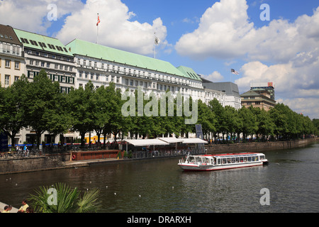 Promenade au bord de l'eau et de l'embarcadère de Binnenalster, Jungfernstieg, du lac Alster, Hamburg, Germany, Europe Banque D'Images