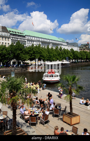 Cafe Pavilion at promenade au bord de l'Alster et de l'embarcadère de Binnenalster, Jungfernstieg, du lac Alster, Hamburg, Germany, Europe Banque D'Images