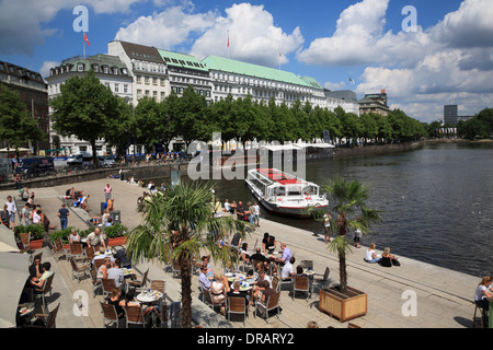 Cafe Pavilion at promenade au bord de l'Alster et de l'embarcadère de Binnenalster, Jungfernstieg, du lac Alster, Hamburg, Germany, Europe Banque D'Images