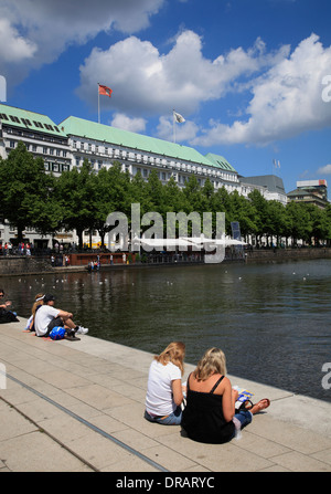 Promenade au bord de l'eau et de l'embarcadère de Binnenalster, Jungfernstieg, du lac Alster, Hamburg, Germany, Europe Banque D'Images