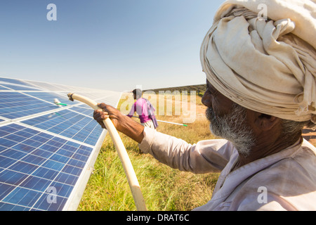 Le plus grand d'Asie centrale, l'popwer Gujarat parc solaire, dans le Gujarat, en Inde. Elle a une puissance installée de 1000 MW. Banque D'Images