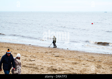 L'homme à l'aide de détecteur de métal sur la côte plage Cleethorpes beachcomber, Lincolnshire, Royaume-Uni, Angleterre côte Banque D'Images