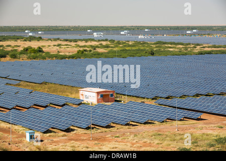 Le plus grand d'Asie centrale, l'popwer Gujarat parc solaire, dans le Gujarat, en Inde. Il a une capacité installée de 1 000 MW Banque D'Images