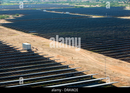 Le plus grand d'Asie centrale, l'popwer Gujarat parc solaire, dans le Gujarat, en Inde. Il a une capacité installée de 1 000 MW Banque D'Images