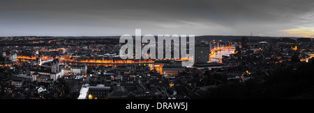 Vue panoramique de la ville de Liège à l'heure bleue. La Belgique. 4 photos cousues ensemble. Banque D'Images