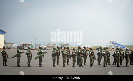 Les soldats rwandais à attendre en ligne à bord d'un US Air Force C-17 Globemaster III à l'appui de l'Union africaine un effort pour réprimer la violence en République centrafricaine, 19 janvier 2014 à Kigali, Rwanda. Banque D'Images