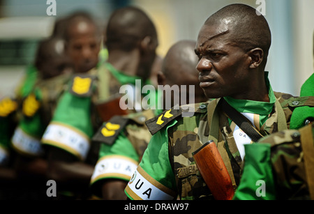 Les soldats rwandais à attendre en ligne à bord d'un US Air Force C-17 Globemaster III à l'appui de l'Union africaine un effort pour réprimer la violence en République centrafricaine, 19 janvier 2014 à Kigali, Rwanda. Banque D'Images