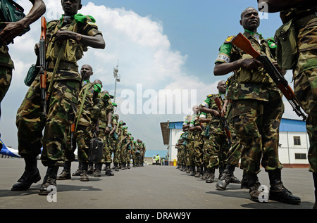 Les soldats rwandais à attendre en ligne à bord d'un US Air Force C-17 Globemaster III à l'appui de l'Union africaine un effort pour réprimer la violence en République centrafricaine, 19 janvier 2014 à Kigali, Rwanda. Banque D'Images