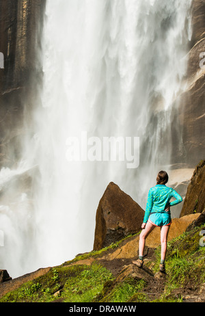 Randonnée femme près de Vernal Falls Banque D'Images