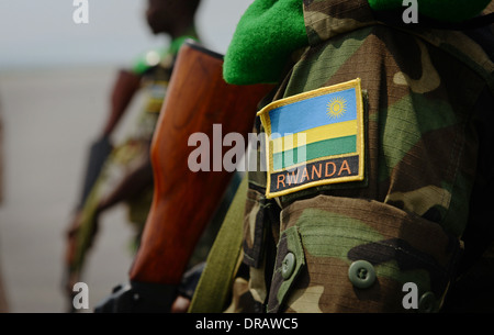 Les soldats rwandais à attendre en ligne à bord d'un US Air Force C-17 Globemaster III à l'appui de l'Union africaine un effort pour réprimer la violence en République centrafricaine, 19 janvier 2014 à Kigali, Rwanda. Banque D'Images