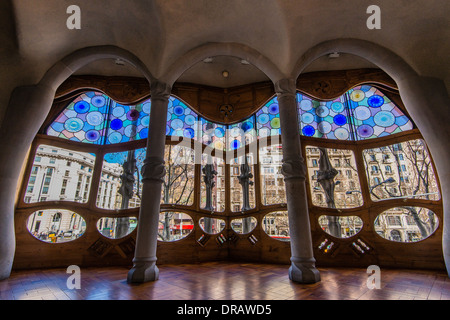 De grandes fenêtres à l'étage noble de la Casa Batlló, Barcelone, Catalogne, Espagne Banque D'Images
