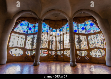 De grandes fenêtres à l'étage noble de la Casa Batlló, Barcelone, Catalogne, Espagne Banque D'Images