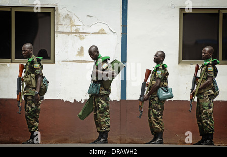 Les soldats rwandais à attendre en ligne à bord d'un US Air Force C-17 Globemaster III à l'appui de l'Union africaine un effort pour réprimer la violence en République centrafricaine, 19 janvier 2014 à Kigali, Rwanda. Banque D'Images