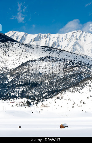 Grange ci-dessous couvertes de neige Sierra Nevada Banque D'Images