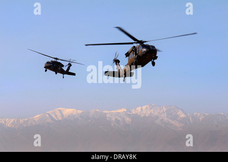 Les hélicoptères UH-60 Black Hawk lors d'une mission en Afghanistan Banque D'Images