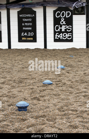 Après une semaine de fortes marées, les ondes de tempête et des vents violents, de la promenade du front de mer d'Aberystwyth au Pays de Galles a été devasta Banque D'Images