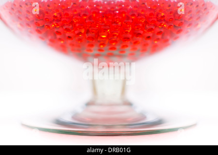 Caviar rouge dans un bol en verre isolated on white Banque D'Images