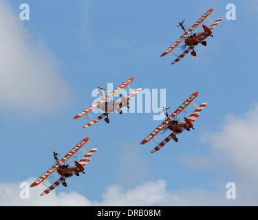 La formation de quatre avions Breitling wingwalker Boeing Stearman Model 75 au Royal International Air Tattoo à RAF 2013 Fairfield Banque D'Images