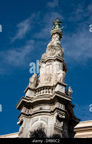 Italie, Naples (Napoli), Piazza Gesù Nuovo. Flèche de la Vierge Immaculée, c.1750. Banque D'Images