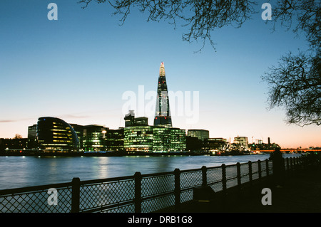 Le Shard et les bâtiments environnants au crépuscule, vue de la rive nord de la Tamise, Londres, Royaume-Uni Banque D'Images