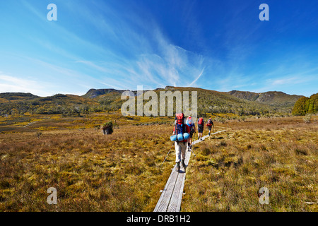 Randonneurs sur Overland Trail en Tasmanie, Australie Banque D'Images